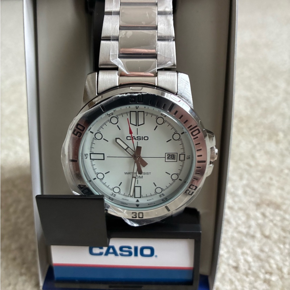 Brand new in the box mens Casio diver style quartz analog watch